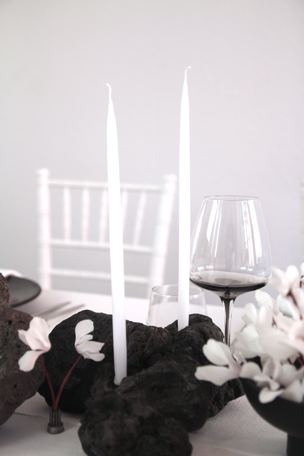 Taper candles WHITE - color no. 1, 2.2 cm x 35 cm - 2 pcs.