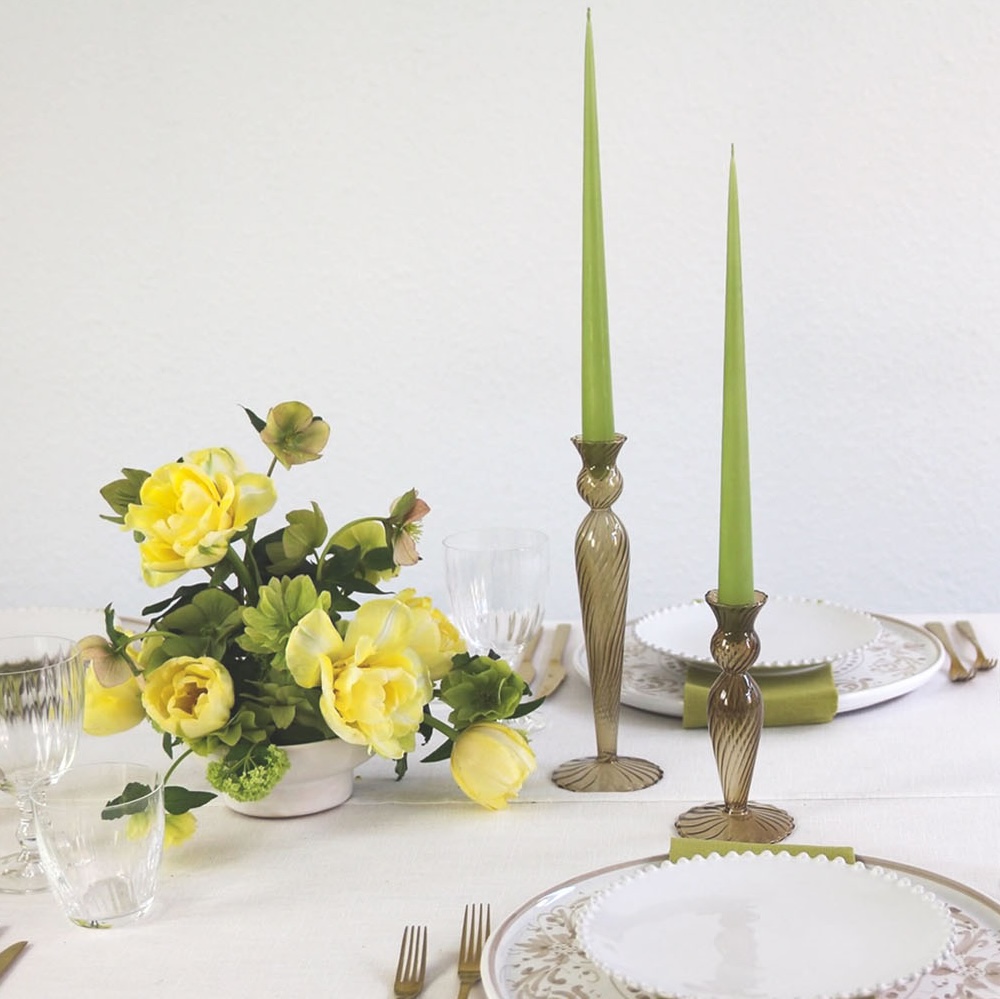 Elegante Tischdeko zu Ostern mit olivgrünem Kerzenständer aus Glas Olivgrüner Kerzenständer aus Glas in geschwungener Form